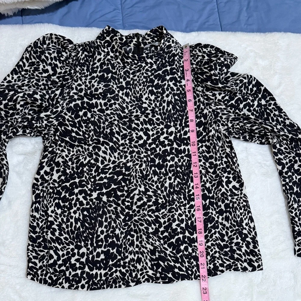 Zara black and cream animal print puff sleeve mock neck blouse Size Small